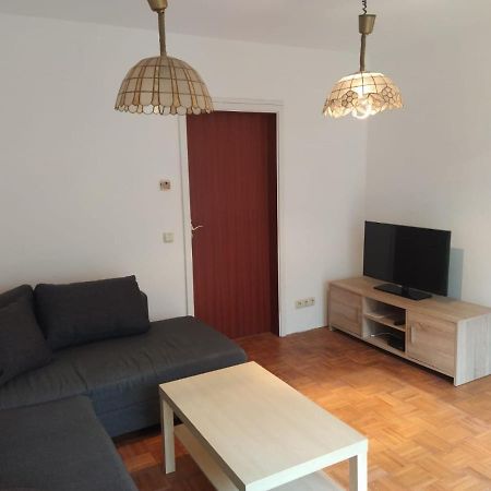 In Kadenbach, Schoene Ferienwohnung Im Ruhigen Esterno foto