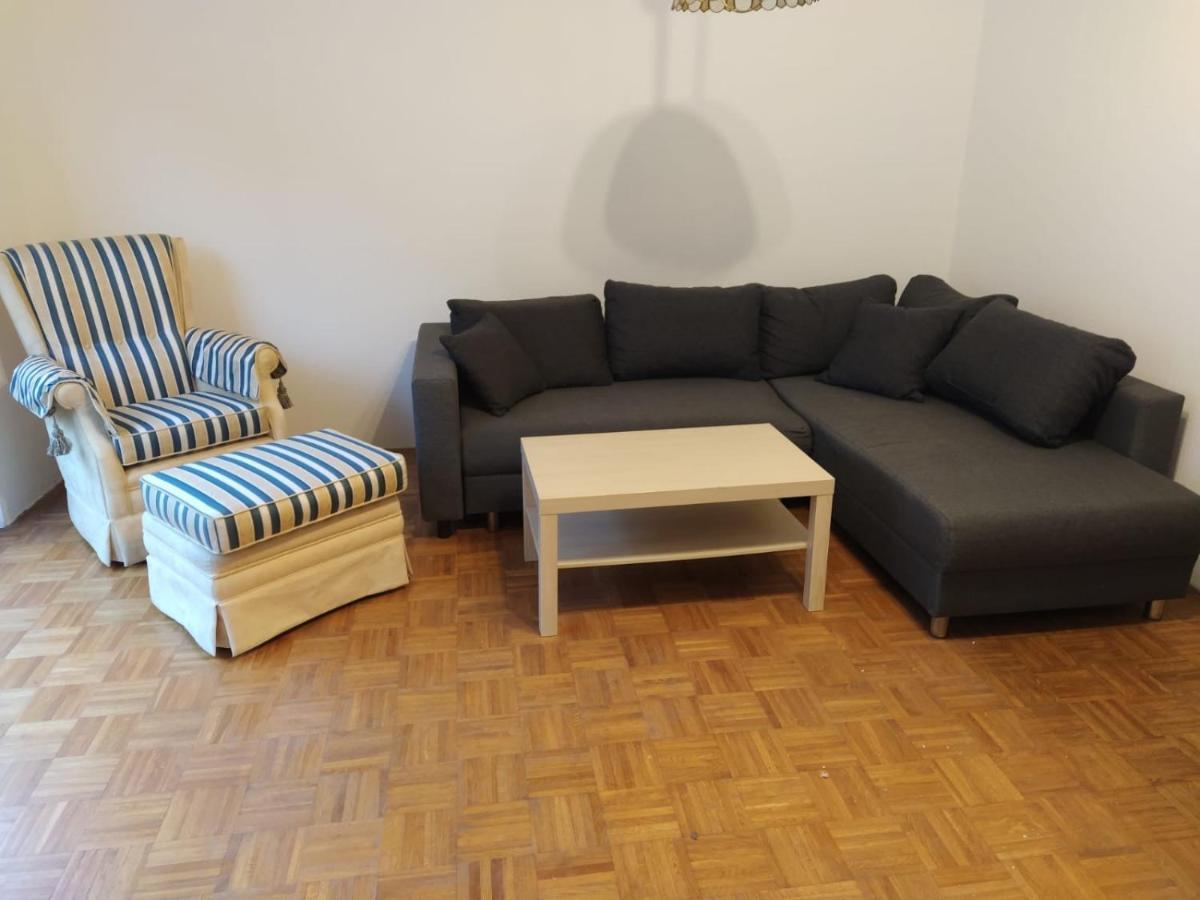 In Kadenbach, Schoene Ferienwohnung Im Ruhigen Esterno foto
