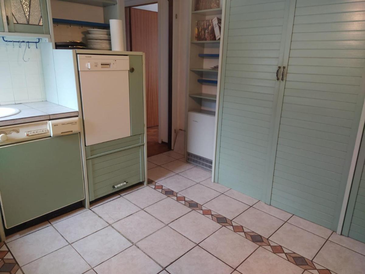 In Kadenbach, Schoene Ferienwohnung Im Ruhigen Esterno foto