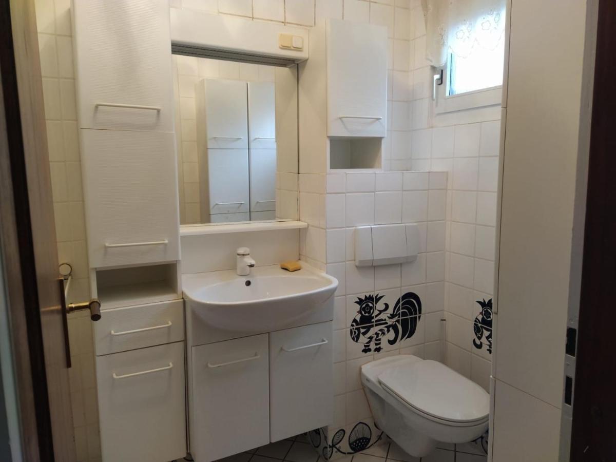 In Kadenbach, Schoene Ferienwohnung Im Ruhigen Esterno foto